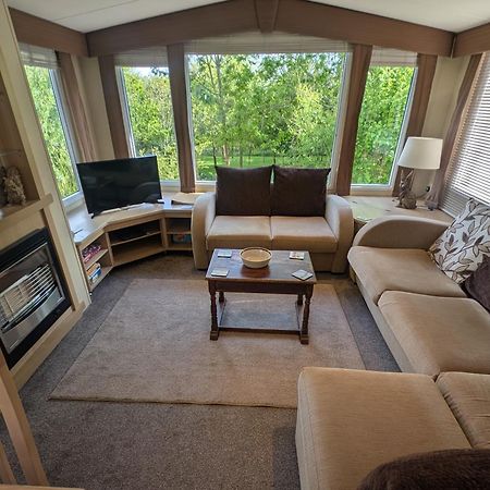 Red Squirrel Holiday Home In The Countryside, 10 Mins To Lligwy Beach Llandyfrydog 外观 照片