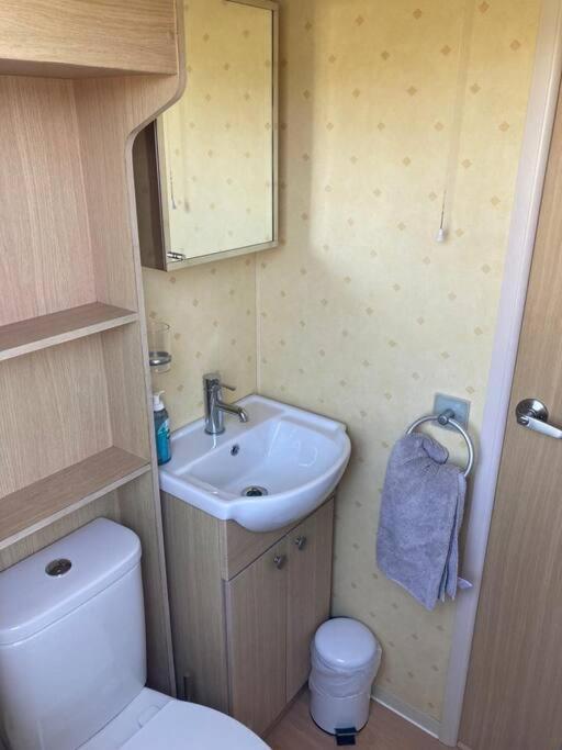 Red Squirrel Holiday Home In The Countryside, 10 Mins To Lligwy Beach Llandyfrydog 外观 照片