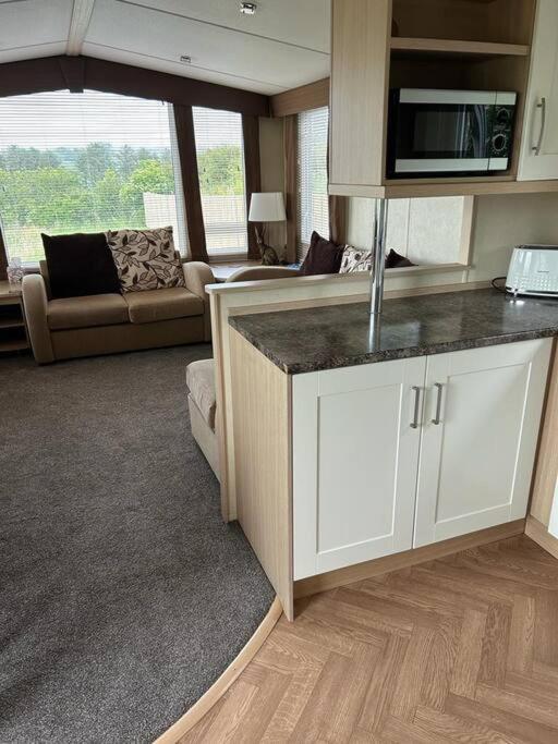 Red Squirrel Holiday Home In The Countryside, 10 Mins To Lligwy Beach Llandyfrydog 外观 照片