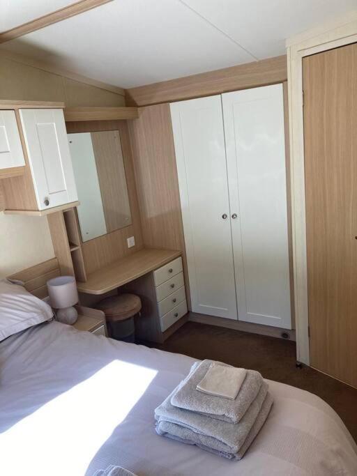 Red Squirrel Holiday Home In The Countryside, 10 Mins To Lligwy Beach Llandyfrydog 外观 照片