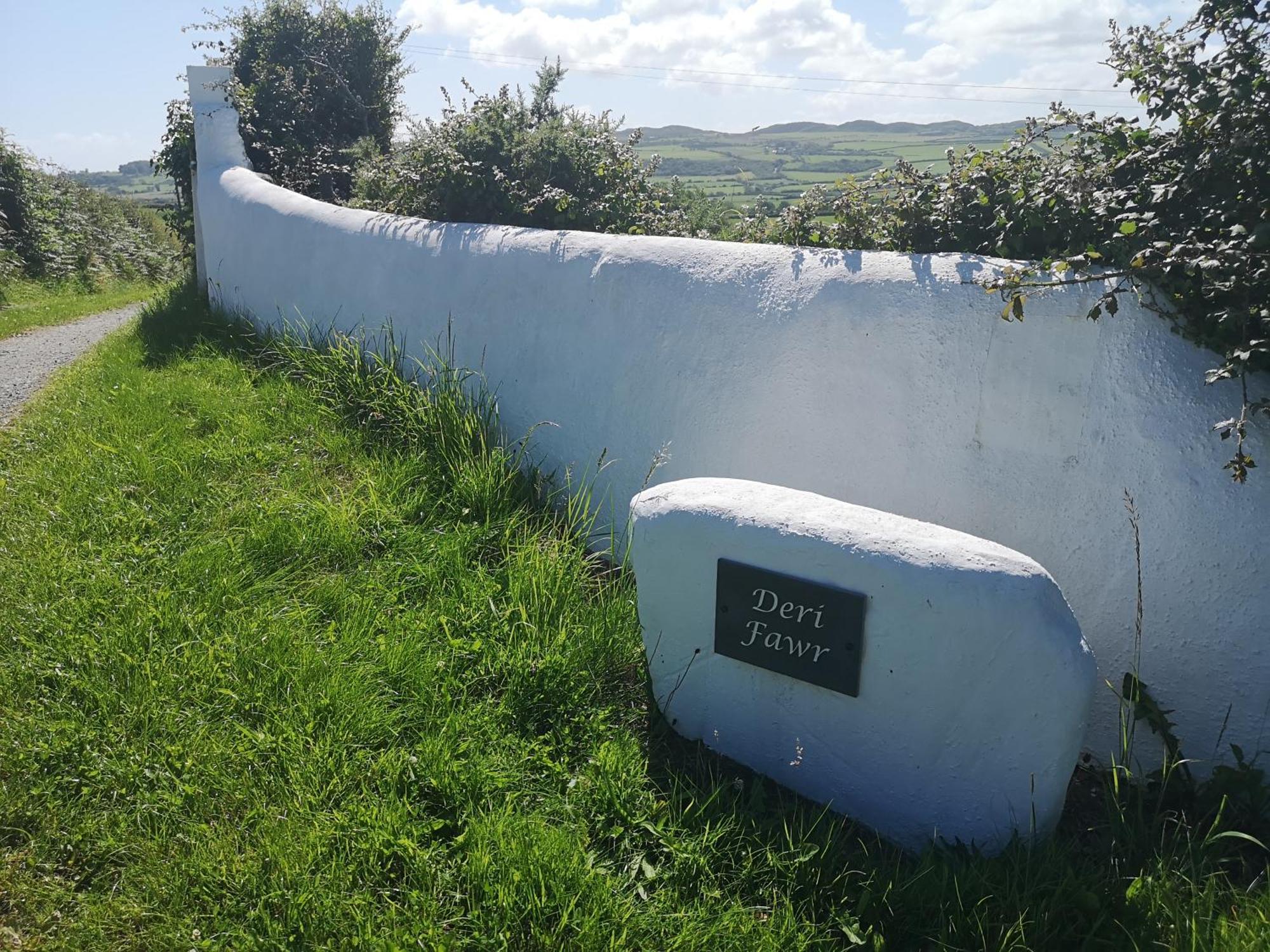 Red Squirrel Holiday Home In The Countryside, 10 Mins To Lligwy Beach Llandyfrydog 外观 照片